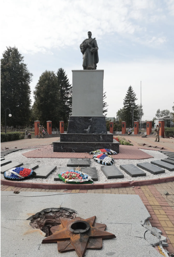 Les Ukrainiens n’ont pas touché au monument aux soldats soviétiques de la Seconde Guerre mondiale, mais à l’étoile soviétique.