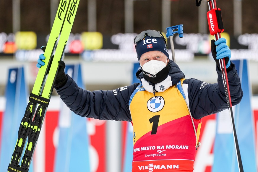 Johannes Boe, le leader de la Coupe du monde de Biathlon, s'est présenté avec un masque FFP2 et a gardé ses distances avec ses concurrents.