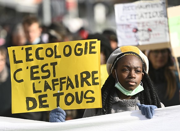 Des gens manifestent lors d&#039;une manifestation « 26 ans de COP : que des mots en l&#039;air ! pour une écologie populaire ! pour protester contre le manque de sensibilisation au climat lors du Som ...