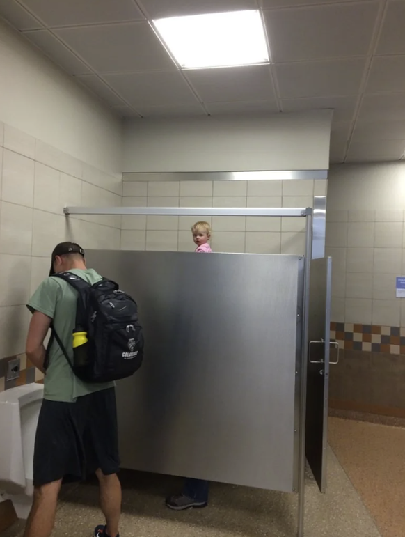 Lustige Fails: WC mit Kinderkopf