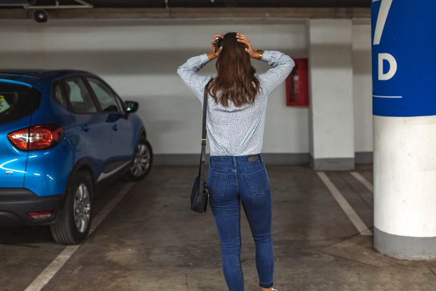 Une femme découvre avec effroi qu'elle s'est fait voler sa voiture dans un parking souterrain.