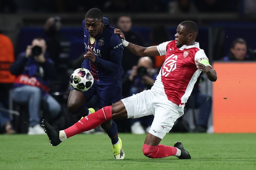 epa12776881 Nuno Mendes of Paris Saint Germain (L) and Denis Zakaria of of AS Monaco in action during the UEFA Champions League play-offs 2nd leg match between Paris Saint-Germain and AS Monaco in Par ...