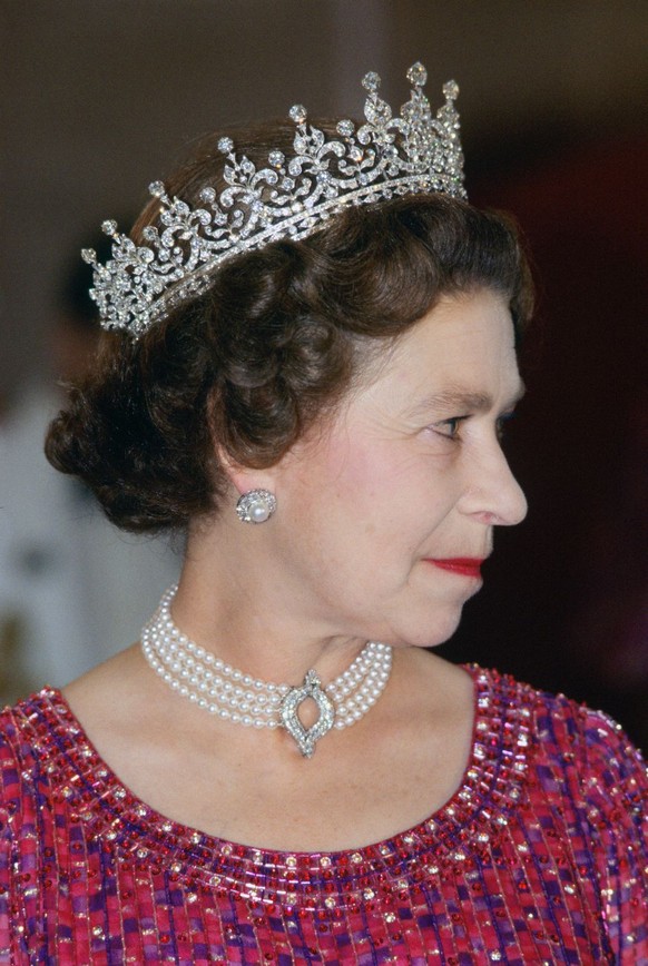 La reine Elizabeth II portant le collier lors d'un engagement royal au Bangladesh en novembre 1983.