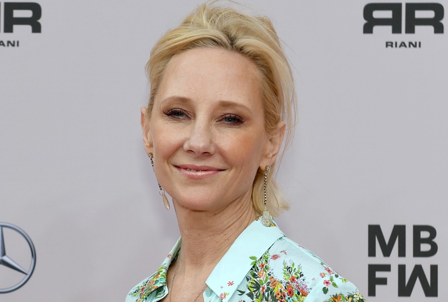 ARCHIV - 03.07.2019, Berlin: Die US-Schauspielerin Anne Heche kommt zu der Riani Show im E-Werk. (zu dpa: