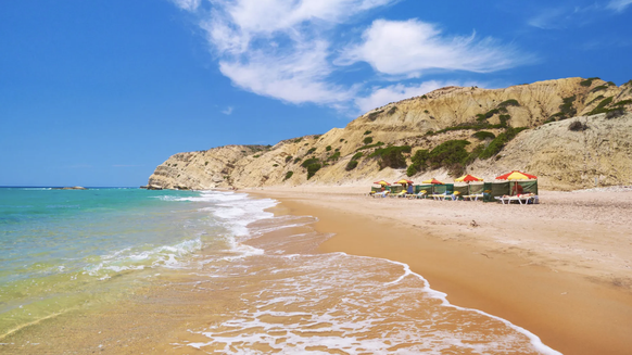 Plage de Cavo Paradiso à Kos: On peut encore y trouver un coin tranquille même en pleine saison.