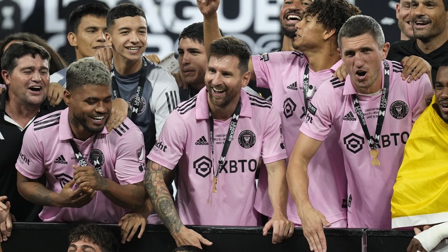 epa10808673 Inter Miami CF forward Lionel Messi (C) celebrates with teammates after winning the 2023 Leagues Cup final between Nashville SC and Inter Miami CF at Geodis Park in Nashville, Tennessee, U ...