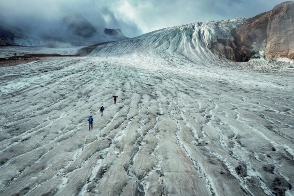 SWISS PRESS PHOTO 23 - 1. PREIS KATEGORIE AKTUALITAET : FABRICE COFFRINI - This picture taken on September 2, 2022 above Ulrichen shows glaciologist and head of &#039;Glacier Monitoring in Switzerland ...