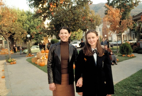 Alexis Bledel and Lauren Graham in Gilmore Girls (2000)