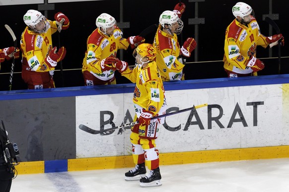 PostFinance Top Scorer forward Toni Rajala, centre, celebrates his goal with his teammates after scoring the 0:1, during the third leg of the National League Swiss Championship final playoff game betw ...