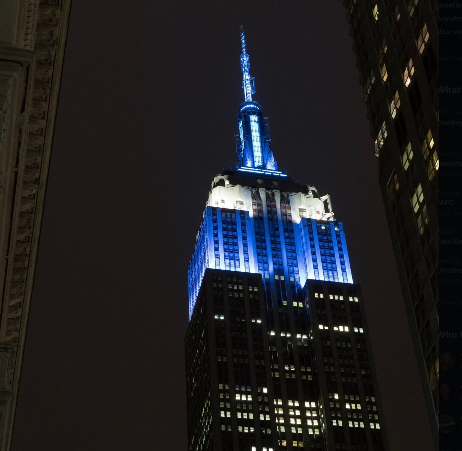 L'Empire State Building, dans le centre de Manhattan, a été illuminé en bleu et blanc samedi soir de 22 heures à 23 heures.