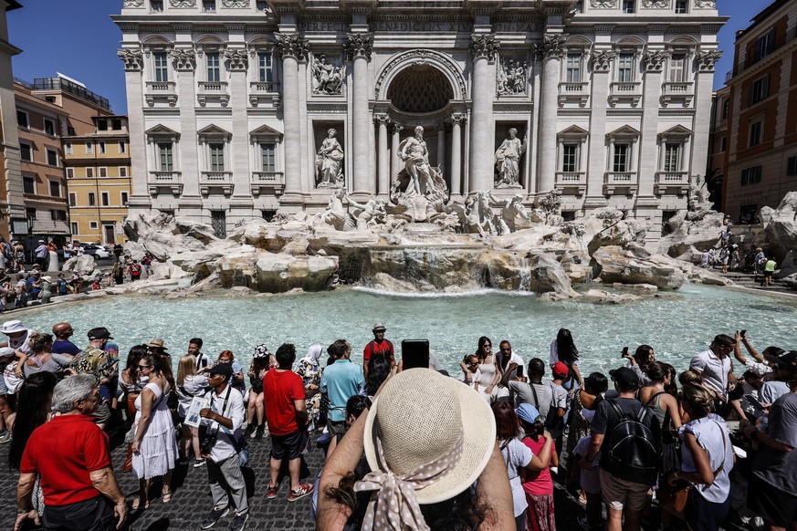 epa10107105 Tourists visit the Trevi fountain in Rome, Italy, 05 August 2022. Data for the first seven months of 2022 suggest that it set to be Italy&#039;s hottest and driest year on record, accordin ...