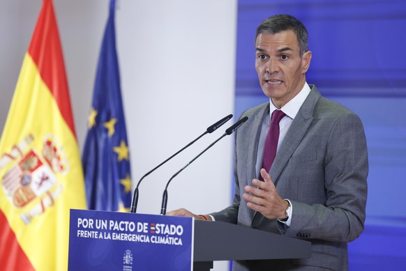 epa12342422 Spain&#039;s Prime Minister Pedro Sanchez speaks during the closure of the act &#039;For a State Pact to address the climate emergency&#039; in Madrid, Spain, 01 September 2025. EPA/Chema  ...