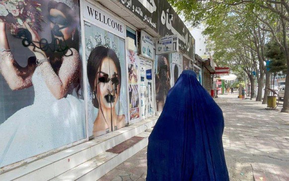 Scène de rue à Kaboul, août 2021 : les salons de beauté sont fermés, les affiches avec des visages féminins sont noircies.