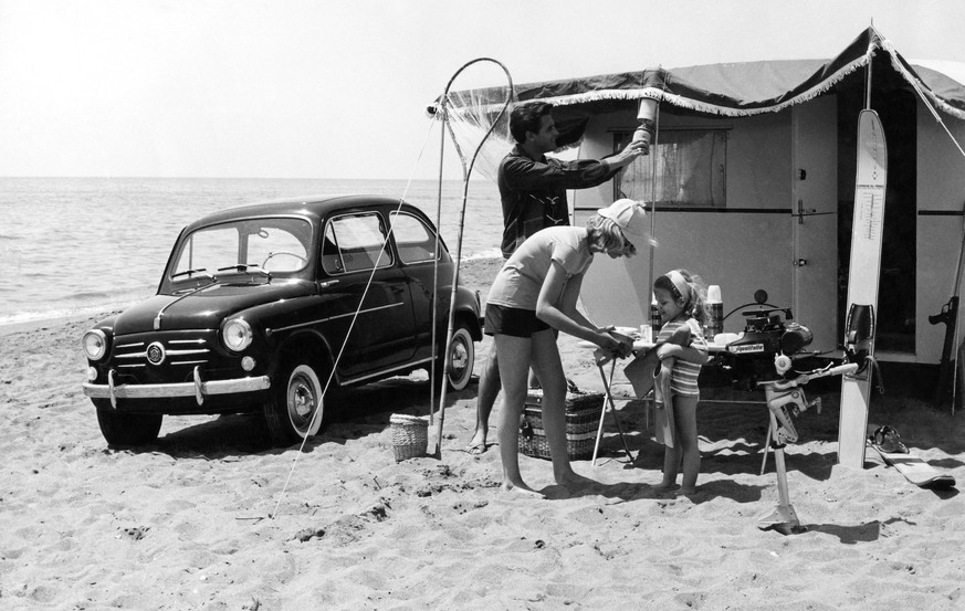 RECORD DATE NOT STATED Camping on the beach 1960 01021960 97245W265274