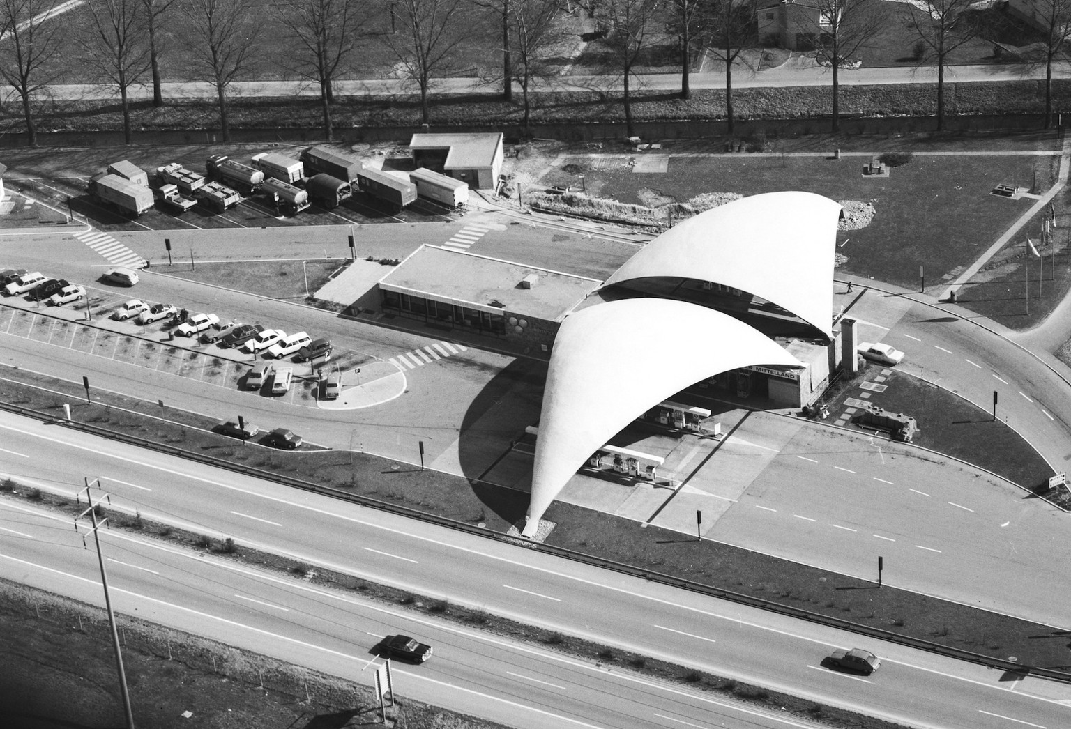Die Autobahnraststaette Deitingen Sued 1968, an der A1 im Kanton Solothurn, mit dem markanten Betonschalendach des Ingenieurs Heinz Isler,