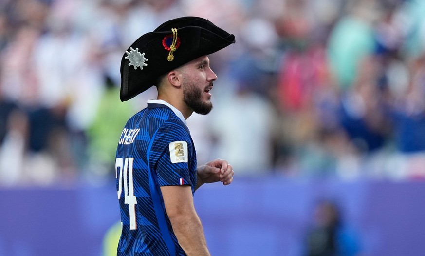 Le chapeau de ce footballeur français pose une question