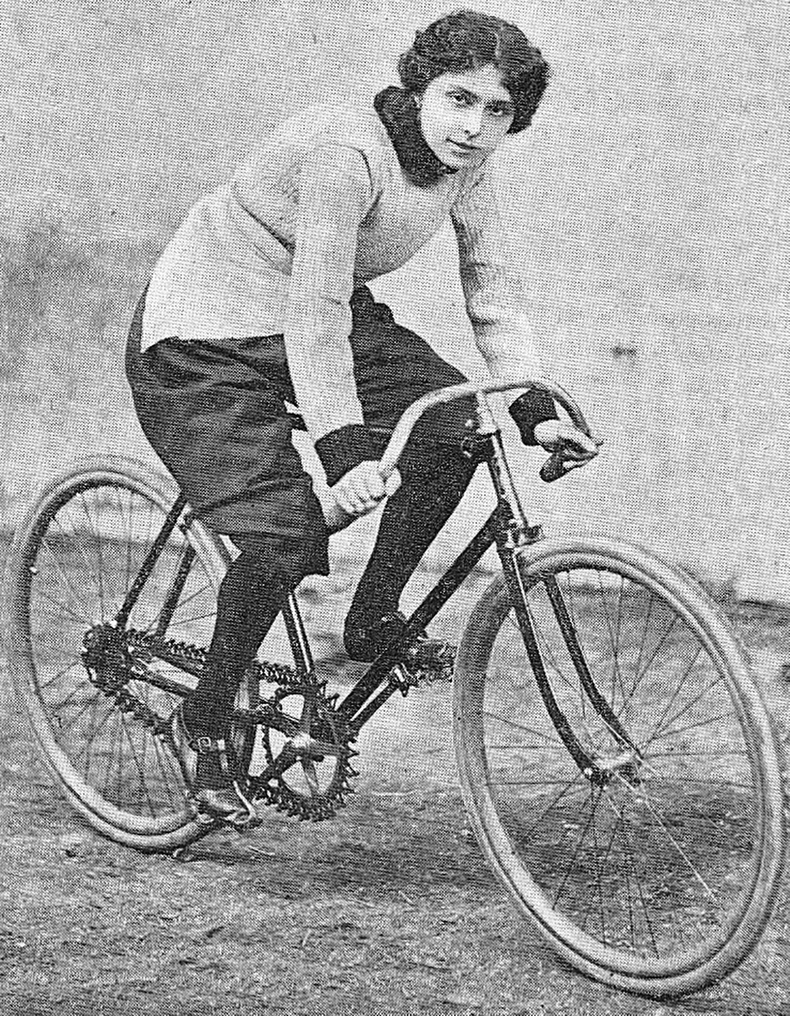 La Belge Hélène Dutrieu, coureuse cycliste professionnelle et pionnière de l’aviation.
https://commons.wikimedia.org/wiki/File:H%C3%A9l%C3%A8ne_Dutrieu_1898.jpg