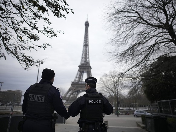 Des policiers fran�ais patrouillent dans la zone proche de la tour Eiffel o� un attentat a fait un mort et deux bless�s samedi.