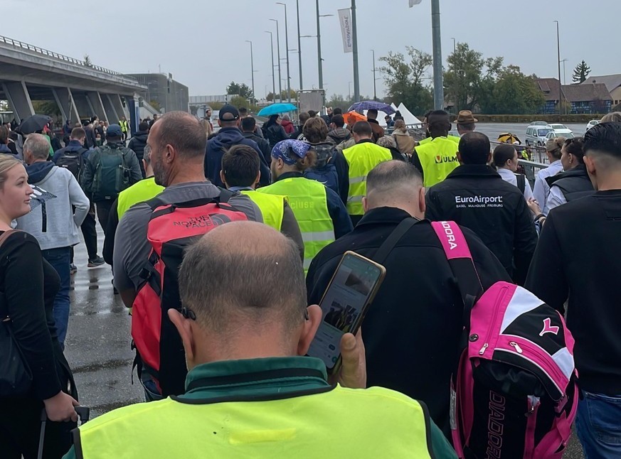 Le personnel et les voyageurs de l'aéroport de Bâle ont dû être évacués.