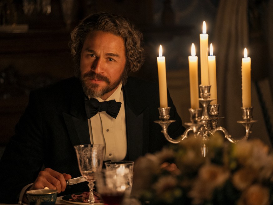 Charlie Hunnam revient dans le rôle du père de Lizzie, un homme particulièrement avare et abject.
