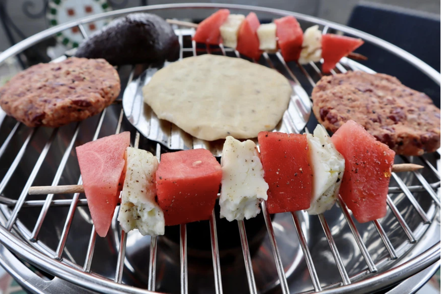 Le halloumi, un classique du barbecue, est relevé par de la pastèque.