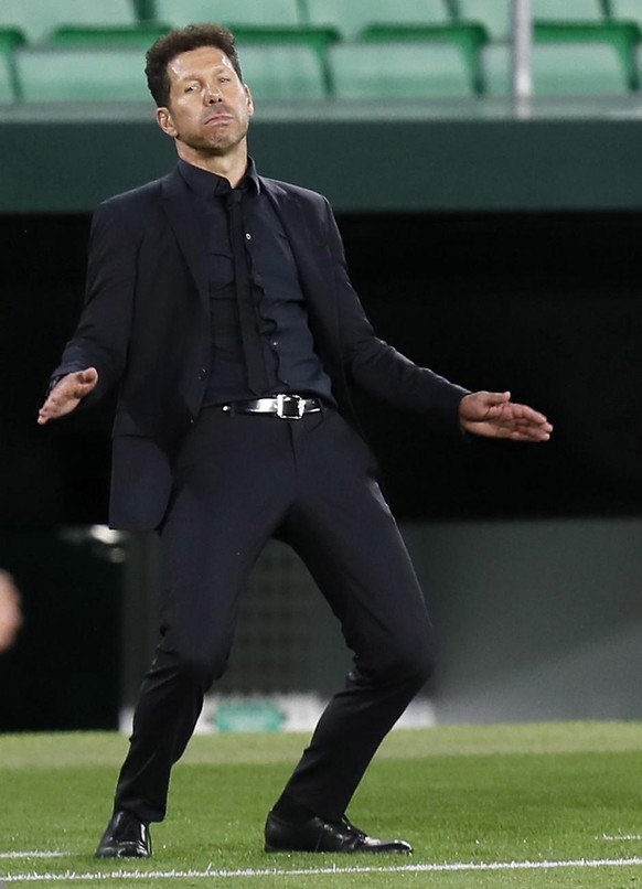 epa09129709 Atletico Madrid&#039;s head coach Diego Simeone reacts during the Spanish LaLiga soccer match between Real Betis and Atletico Madrid at Benito Villamarin stadium in Sevilla, southern Spain ...