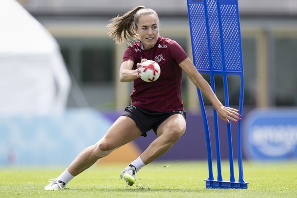 Switzerland&#039;s Lia Waelti in action during a training session of the Swiss women&#039;s national soccer team in Thun, Switzerland, Thursday, July 17, 2025. (KEYSTONE/Anthony Anex)