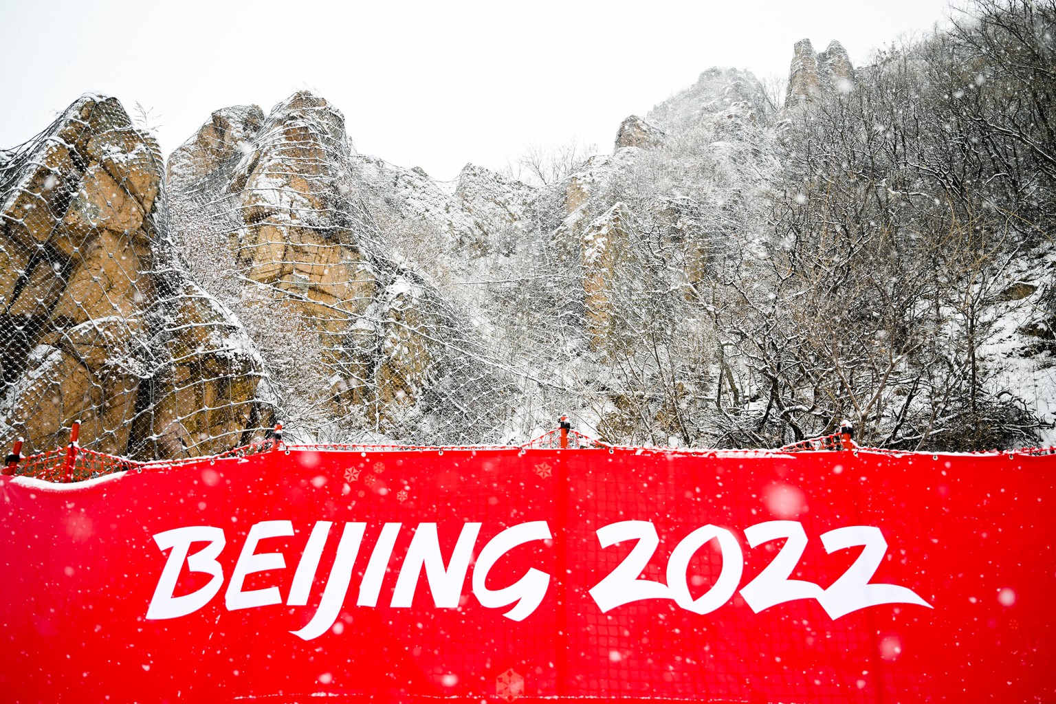 Fresh snow covers the mountains in the finish area of the Alpine Skiing place at the 2022 Olympic Winter Games in Yanqing, China, on Sunday, February 13, 2022. (KEYSTONE/Jean-Christophe Bott)