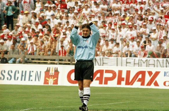 Stephan Lehmann vom FC Sion beklascht am 8. Juni 1997 im Wankdorfstadion in Bern eine Aktion des FC Sion im Cupfinal gegen den FC Luzern. Sion gewinnt den Final im Penaltyschiessen und gewinnt damit d ...