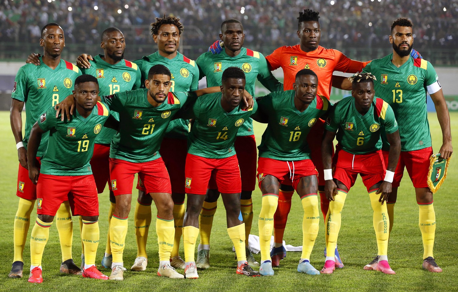 ARCHIVBILD ZUM SCHWEIZER GRUPPENGEGNER KAMERUN --- epa10254002 Cameroon players pose for a team photo before the FIFA Qatar 2022 World Cup Africa qualifiers match between Algeria and Cameroon at Musta ...