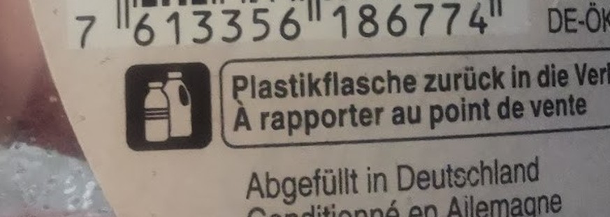 Cette bouteille doit être mise dans la poubelle pour bouteilles en plastique.