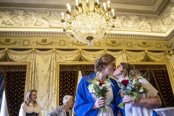 Laure, gauche et Aline, droite, premier couple du meme sexe a se marier, celebrent la transformation du partenariat enregistre en mariage, ce vendredi 1 juillet 2022 au Palais Eynard a Geneve. A parti ...