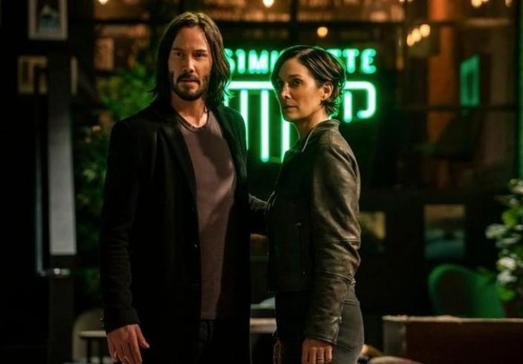 Keanu Reeves et Carrie-Anne Moss conservent leurs rôles épiques de Neo et Trinity.