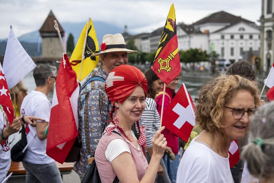Les opposants défilent à Lucerne, le 31 juillet 2021.