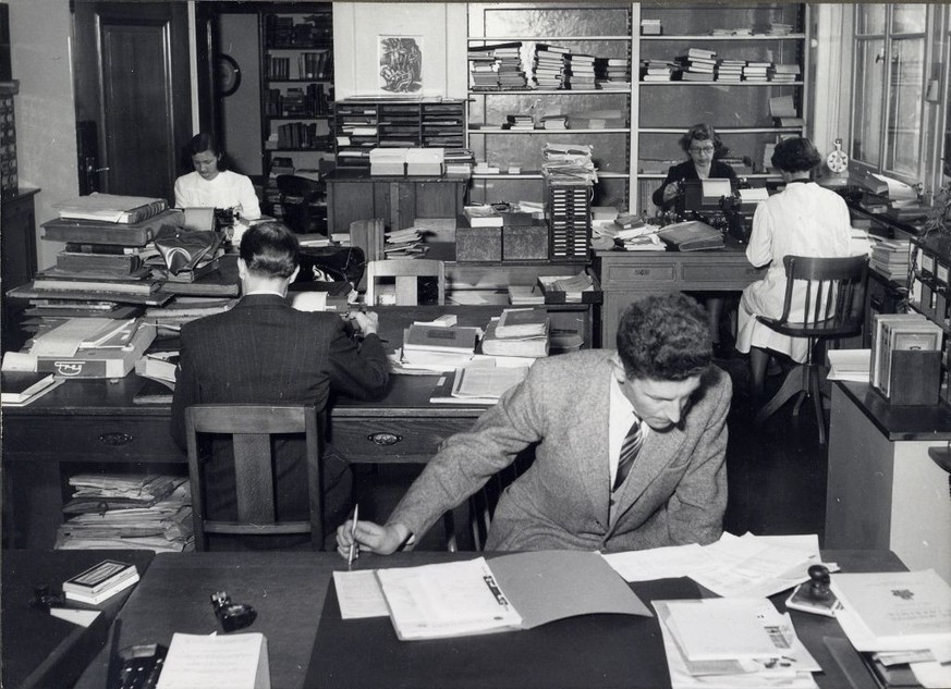 Heidi Baier, Dr. Gerold Zimmermann, Karl Tosi, Dr. Ilse Ritter und eine weitere Mitarbeiterin (v.l.n.r.)
Zürich, ETH Zürich, Hauptgebäude (HG), Hauptbibliothek, altes Sekretariat