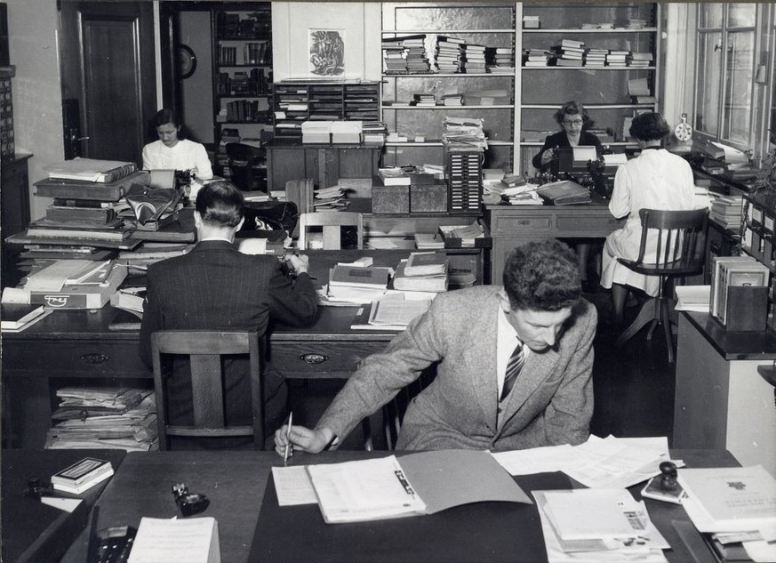 Heidi Baier, Dr. Gerold Zimmermann, Karl Tosi, Dr. Ilse Ritter und eine weitere Mitarbeiterin (v.l.n.r.)

Zürich, ETH Zürich, Hauptgebäude (HG), Hauptbibliothek, altes Sekretariat