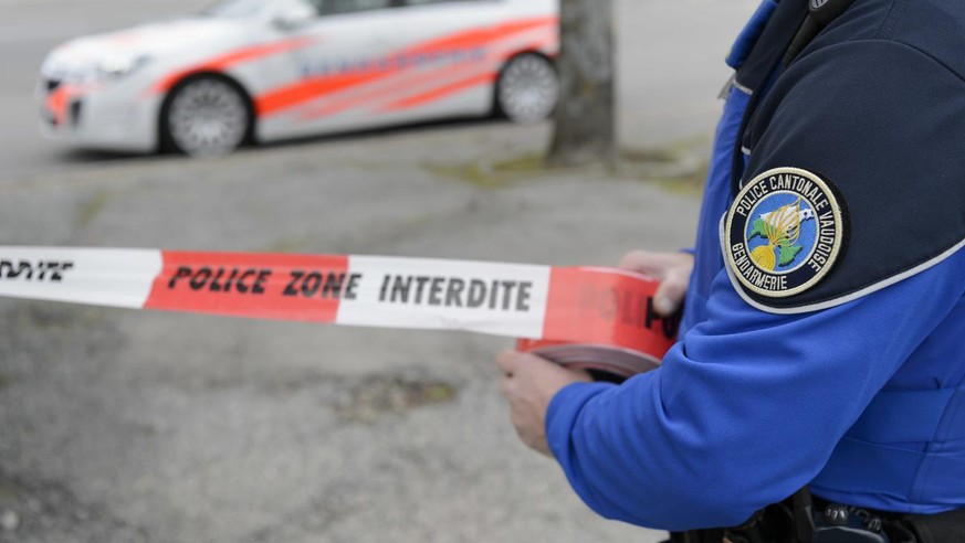 Une personne perd la vie dans un accident de la route à St-Prex (VD)
[Editor&#039;s note: photo mise-en-scene] Un policier (gendarme) du corps de gendarmerie de la Police cantonale vaudoise met en pla ...