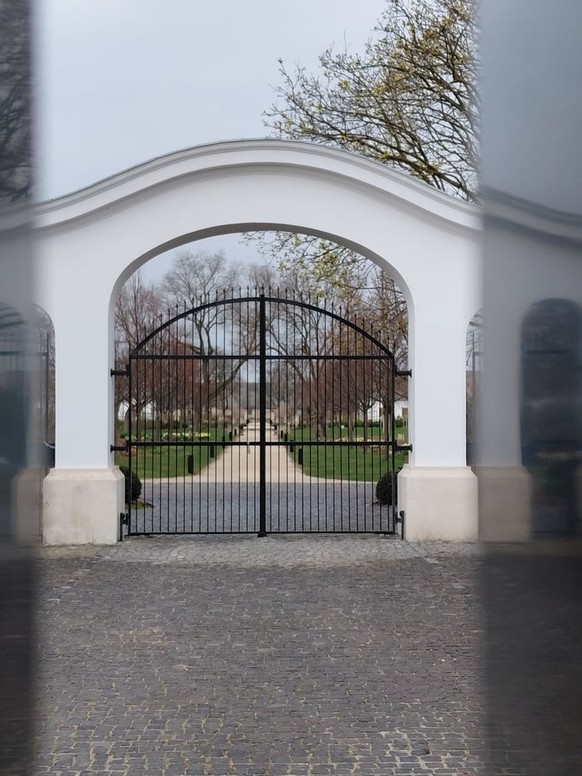 A travers la clôture occultante, le «Versailles de la Hongrie» se révèle.