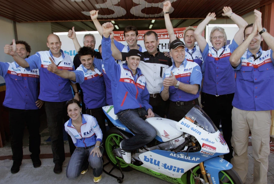 Lüthi est fêté par son équipe après son titre de champion du monde 2005.
