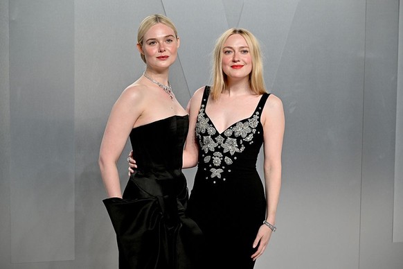 LOS ANGELES, CALIFORNIA - MARCH 15: (L-R) Elle Fanning and Dakota Fanning attend the 2026 Vanity Fair Oscar Party hosted by Mark Guiducci at Los Angeles County Museum of Art on March 15, 2026 in Los A ...
