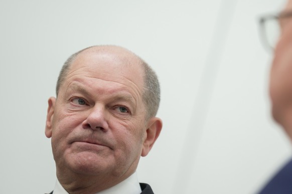 26.02.2024, Berlin: Bundeskanzler Olaf Scholz (SPD) beantwortet die Fragen von Sven G�smann, dpa-Chefredakteur, und Michael Fischer, dpa-Kanzlerkorrespondent, bei der Chefredaktionskonferenz 2024 im d ...