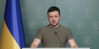 «Zelensky fait de sa communication un show au service de sa cause»
