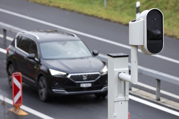 Ein neu installierter Radar steht an der Autobahn A5, am Montag, 29. November 2021, bei Thielle im Kanton Neuenburg. (KEYSTONE/Peter Klaunzer)