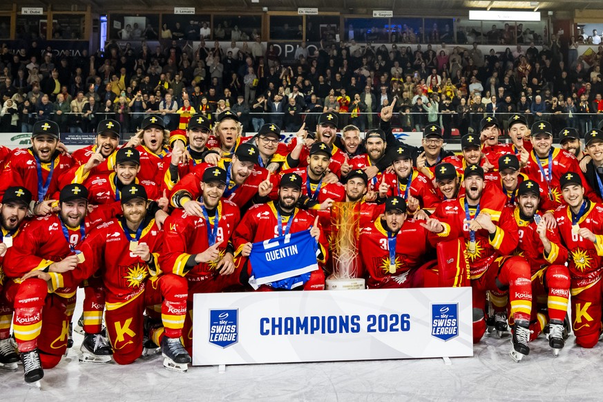 KEYPIX - Les joueurs du HC Sierre posent avec la coupe de champion de Swiss League et Leonardo Fuhrer (HCS) tient dans ses mains un maillot de football, lors de l?acte 5 de la finale des Play-off de S ...