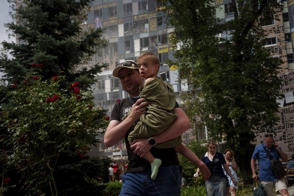 Un enfant est mis en sécurité devant l'hôpital Ohmatdyt à Kiev.