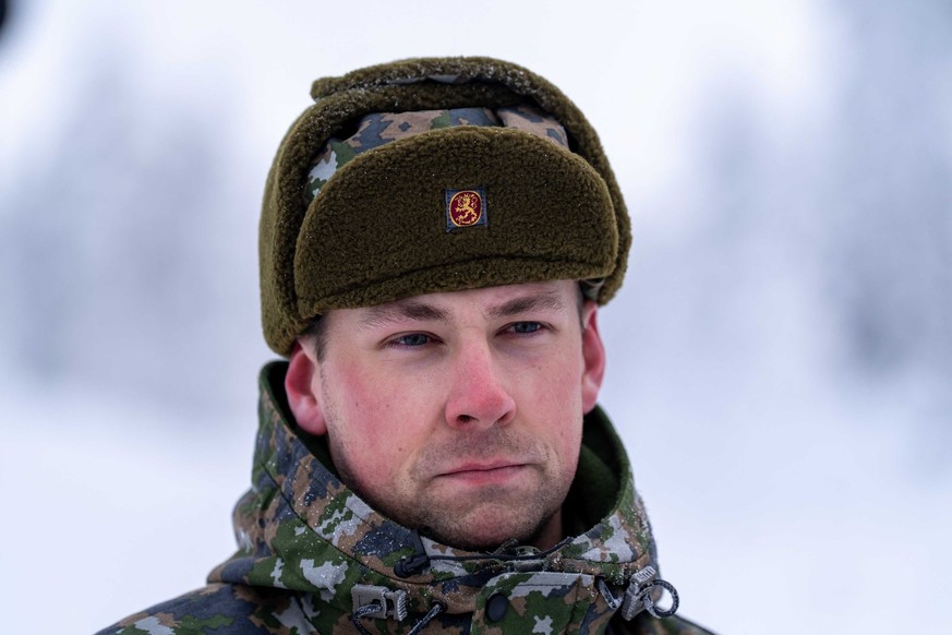 Le lieutenant Joona Raettoe, instructeur et sous-officier (NCO) à la brigade Kainuu.