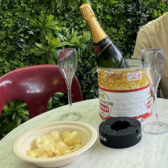 Qui peut résister à une bouteille de champagne servie dans une boîte de maïs vide en guise de seau?