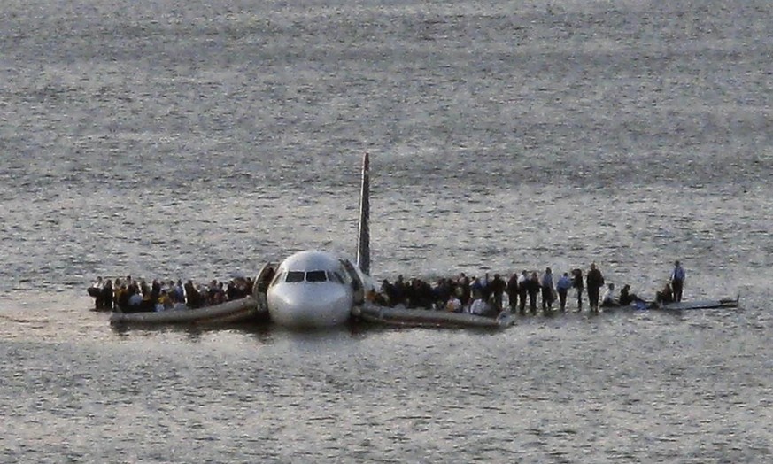 Les passagers attendent leur évacuation.