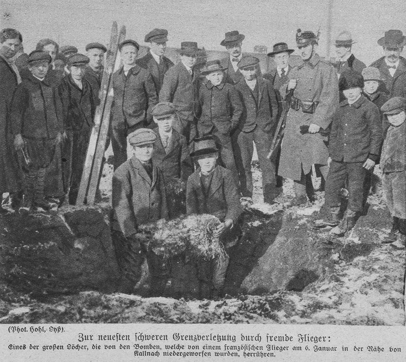 Article paru dans la Schweizer Illustrierte en 1918. La seule photo de l’incident de Kallnach connue à ce jour provient de cet hebdomadaire. Trois jeunes prennent la pose dans l’un des cratères de bom ...