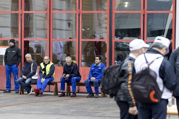 Des employes grevistes font un piquet de greve devant le depot de la Jonction, lors de la journee de greve du personnel des Transports publics genevois (TPG), ce mercredi 12 octobre 2022 a Geneve. A l ...